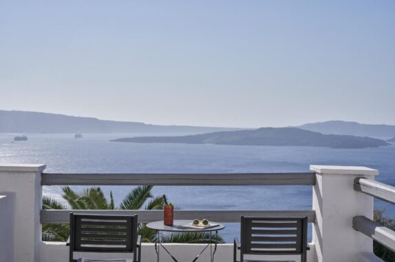 Mr. And Mrs. White Santorini 4*