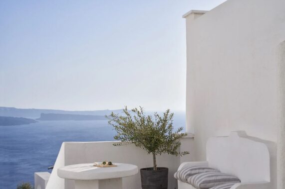 Mr. And Mrs. White Santorini 4*