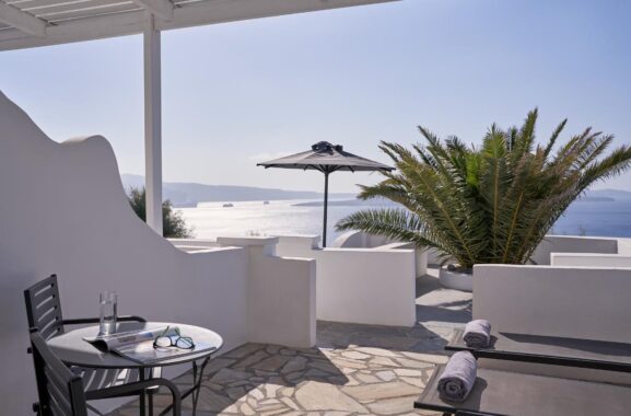 Mr. And Mrs. White Santorini 4*