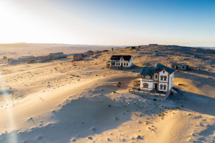 miasto duchów Kolmanskop na pustyni Namib